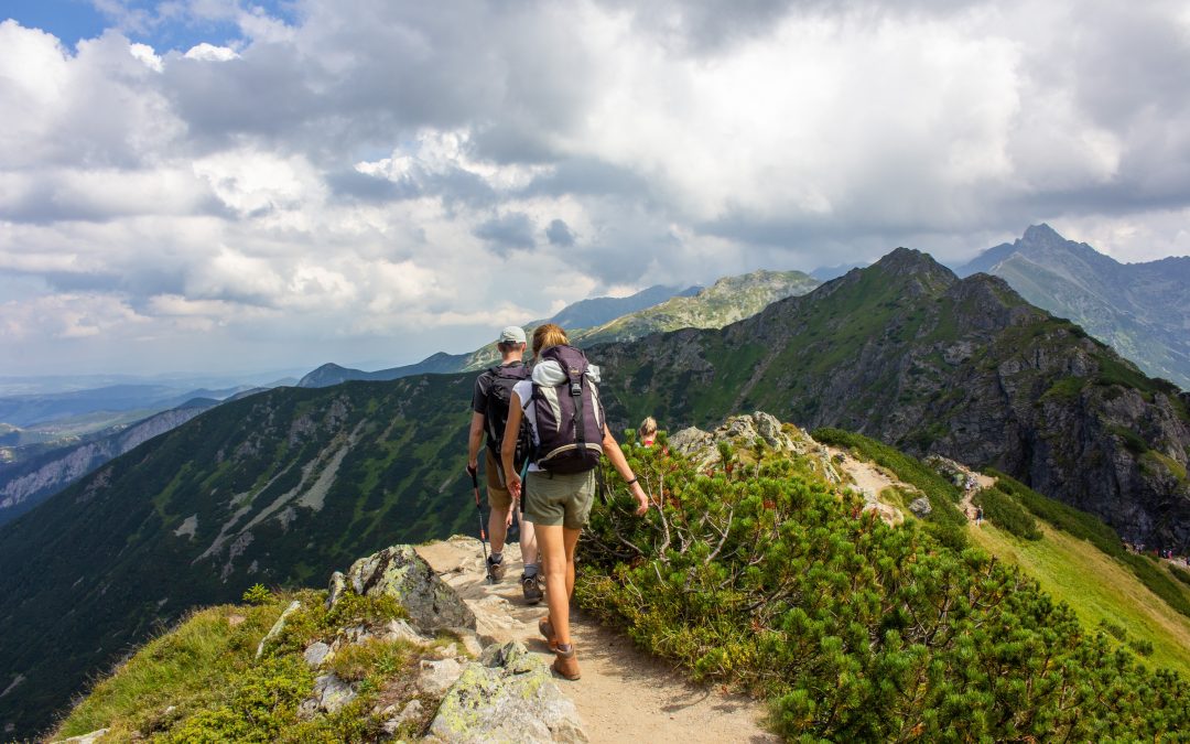 HEALTH BENEFITS OF HIKING OUTDOORS